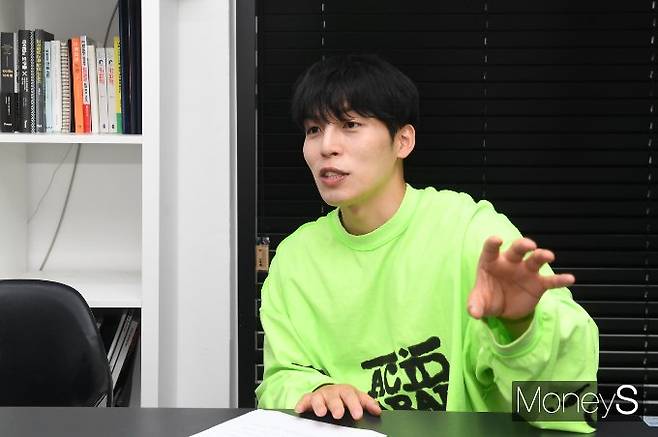 인터뷰를 진행하는 강 대표 모습. /사진=장동규 기자