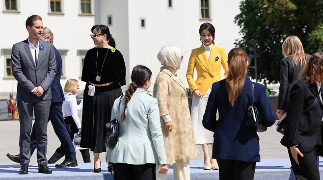 김건희 여사가 12일(현지시간) 빌뉴스 리투아니아 대공 궁전 앞에서 진행된 북대서양조약기구(NATO·나토) 정상 배우자 기념 촬영에 참석하고 있다. [연합]