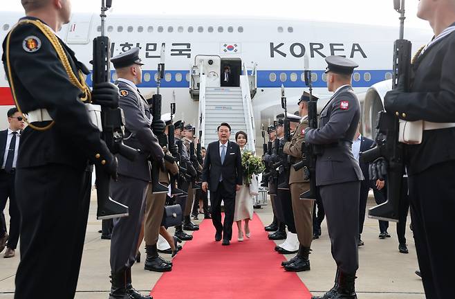 북대서양조약기구(NATO·나토) 정상회의 참석을 마치고 폴란드 공식 방문 일정에 들어가는 윤석열 대통령과 김건희 여사가 12일 오후(현지시간) 바르샤바 쇼팽 국제공항에 도착, 전용기인 공군 1호기에서 내린 뒤 의장대를 사열하고 있다. [연합]