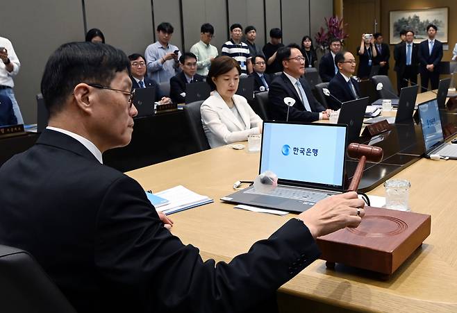 이창용 한국은행 총재가 13일 오전 서울 중구 한국은행에서 금융통화위원회 본회의를 주재하고 있다. [사진공동취재단]