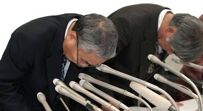 2012년 2월 28일, 자금난으로 법정관리를 신청한 일본 최대 D램 반도체 업체인 엘피다메모리의 경영진이 일본 도쿄에서 가진 기자회견장에서 고개 숙여 인사하고 있다.