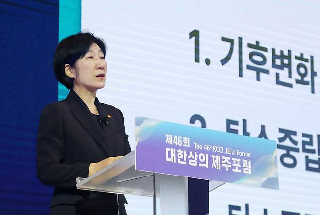 [제주=뉴시스]한화진 환경부 장관이 13일 오전 제주 해비치 호텔·리조트에서 열린 대한상공회의소(대한상의) 주최 제46회 제주포럼에서 정책강연을 하고 있다. (사진 = 대한상의) photo@newsis.com *재판매 및 DB 금지