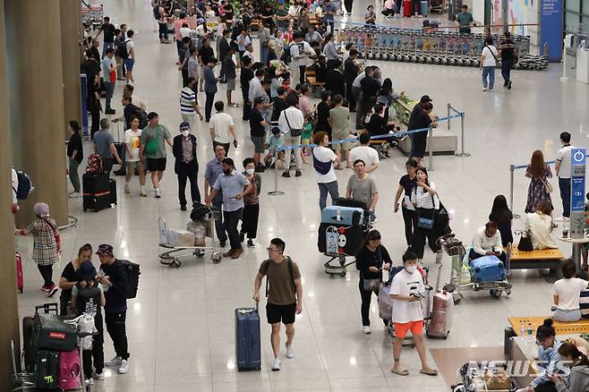 [인천공항=뉴시스] 황준선 기자 =인천국제공한 제1여객터미널 입국장. 2023.07.09. hwang@newsis.com