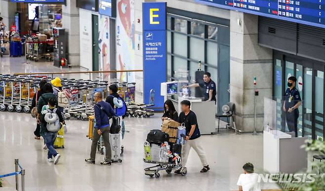 [인천공항=뉴시스] 정병혁 기자 = 인천국제공항 제1여객터미널 입국장이 여행객들로 붐비고 있다. 2023.07.02. jhope@newsis.com