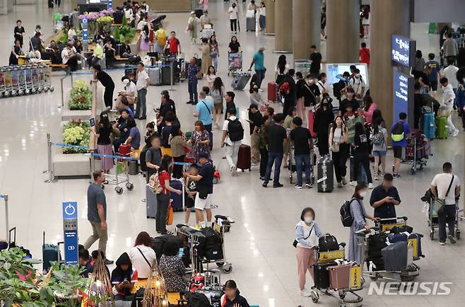 [인천공항=뉴시스] 황준선 기자 = 최근 백화점들이 외국인 상대 서비스를 강화하고 있어 눈길을 끈다. 사진은 지난 9일 인천국제공한 제1여객터미널 입국장. 2023.07.09. hwang@newsis.com