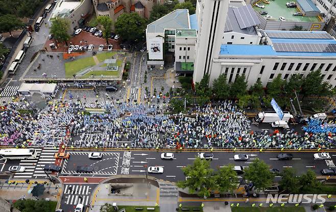 [서울=뉴시스] 고승민 기자 = 13일 서울 세종대로에서 민주노총 전국 노동자대회가 열리고 있다. 2023.07.13. kkssmm99@newsis.com