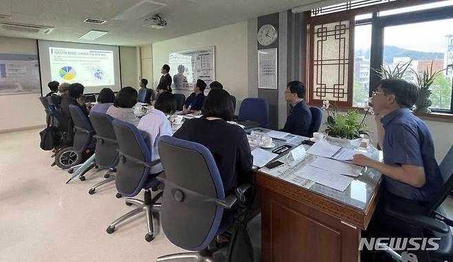 [전주=뉴시스]윤난슬 기자 = 전주시는 13일 시청 부시장실에서 김인태 부시장과 시의원, 장애인단체·유관기관 관계자, 용역 수행기관 관계자 등 15명이 참석한 가운데 '장애인체육복지센터 건립 사업 변경에 따른 타당성 용역 최종보고회'를 했다고 밝혔다.2023.07.13.(사진=전주시 제공)