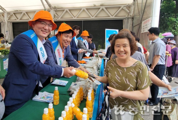 윤재춘 제주농협본부장(맨 왼쪽부터), 황준구 서울농협본부장이 서울 시민에게 제주 농촌관광을 독려하고 있다.