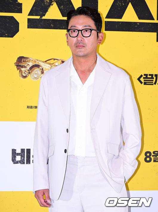 [OSEN=지형준 기자] 13일 오후 서울 강남구 메가박스 코엑스에서 영화 '비공식작전' 언론시사회가 열렸다.  '비공식작전'(감독 김성훈, 배급 쇼박스, 제작 와인드업필름・와이낫필름)은 실종된 동료를 구하기 위해 레바논으로 떠난 외교관 민준(하정우 분)과 현지 택시기사 판수(주지훈 분)의 버디 액션을 표방한다.  배우 하정우가 포토타임을 하고 있다. 2023.07.12 /jpnews@osen.co.kr