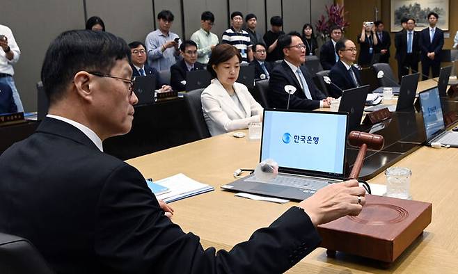 이창용 한국은행 총재가 13일 서울 중구 한국은행에서 금융통화위원회 본회의를 주재하고 있다. 사진공동취재단