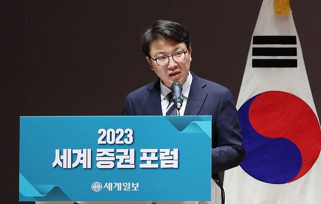 13일 서울 여의도 KRX한국거래소에서 세계일보 주최로 열린 '2023 세계 증권 포럼'에서 정도진 중앙대학교 교수가 ESG 규제 도입 방향성과 기업 수용성을 주제로 발표를 하고 있다. 최상수 기자