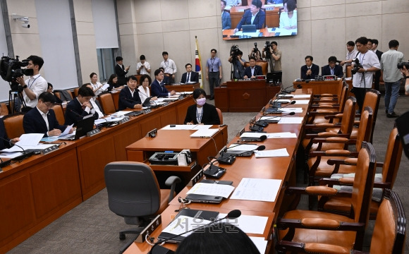 13일 국회 행정안전위원회 ‘이태원 참사 특별법’ 입법 공청회가 국민의힘 의원들이 퇴장한 채로 열리고 있다. 2023.7.13   안주영 전문기자