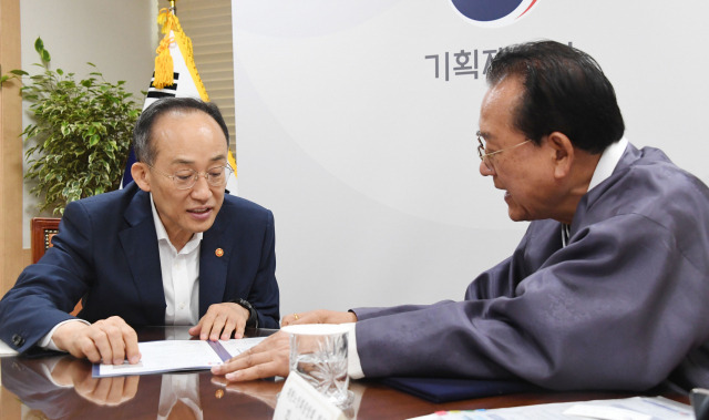 추경호(왼쪽) 부총리 겸 기획재정부 장관이 13일 정부서울청사에서 김호일 대한노인회 회장과 대화를 하고 있다. 추 경제부총리는 “내년도 예산안 편성 시 베이비부머 세대의 풍부한 직업 경험 등을 고려해 노인 일자리를 지원하겠다”고 밝혔다. 사진 제공=기재부