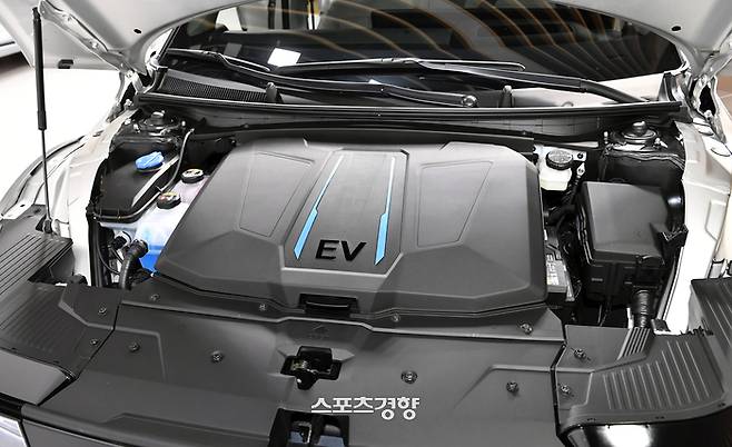아이오닉5  프렁크 내부. EV 시스템이 내장된 순수 BEV다.
