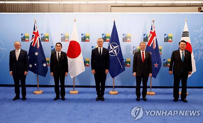 옌스 스톨텐베르그 나토 사무총장과 윤석열 대통령 등 인태 4개 파트너국 정상 [AFP 연합뉴스 자료사진. 재판매 및 DB 금지]