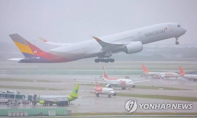 아시아나항공 여객기 28일 오전 인천국제공항 활주로 위를 이륙하는 아시아나항공 소속 여객기 모습. 2023.5.28 superdoo82@yna.co.kr