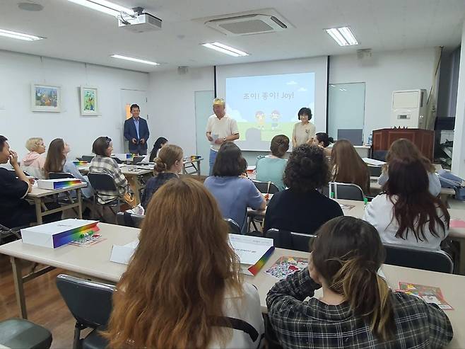 종이접기 체험을 하는 카잔연방대 학생들 [촬영 왕길환]