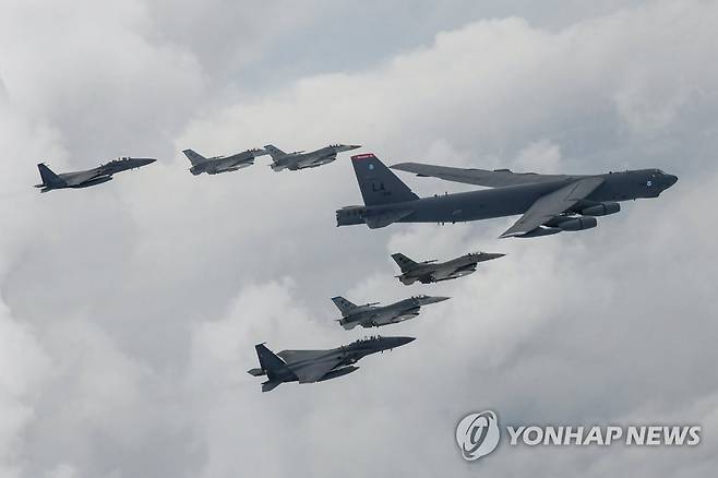 한미 연합공중훈련...B-52H 전략폭격기 한반도 전개 (서울=연합뉴스) 한미 연합공중훈련이 실시된 13일 한반도에 전개한 미국 공군의 B-52H 전략폭격기가 F16, 우리 공군의 F-15K와 연합 편대비행을 하고 있다. 2023.7.13 [합참 제공. 재판매 및 DB 금지] photo@yna.co.kr