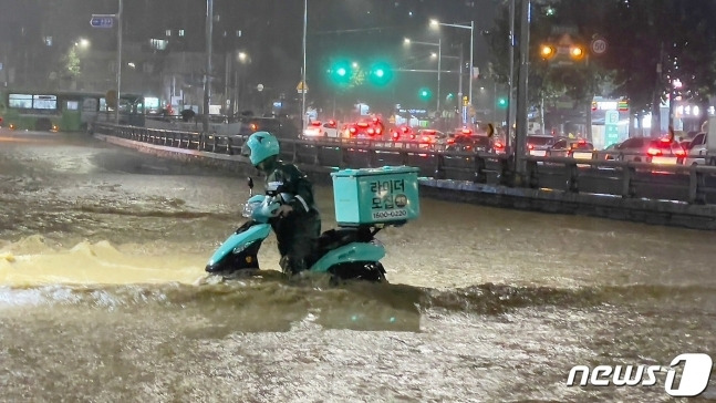 배달 라이더가 폭우가 내린 환경에서 이동하고 있다. 2022.8.8/뉴스1 ⓒ News1 김진환 기자