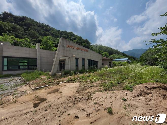 막대한 보조금이 투입된 제천시 송학면 포전리 장류생산시설이 10년 이상 한번도 사용하지 않고 방치되고 있다.