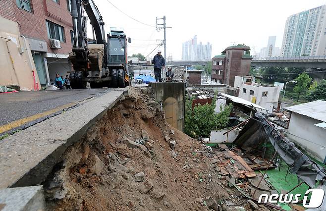 14일 서울 서대문구 연희동에서 구청 관계자들이 지난밤 폭우로 무너진 축대를 복구하고 있다. 이 사고로 인근 20가구 46명이 심야에 긴급 대피했다. 2023.7.14/뉴스1 ⓒ News1 박지혜 기자