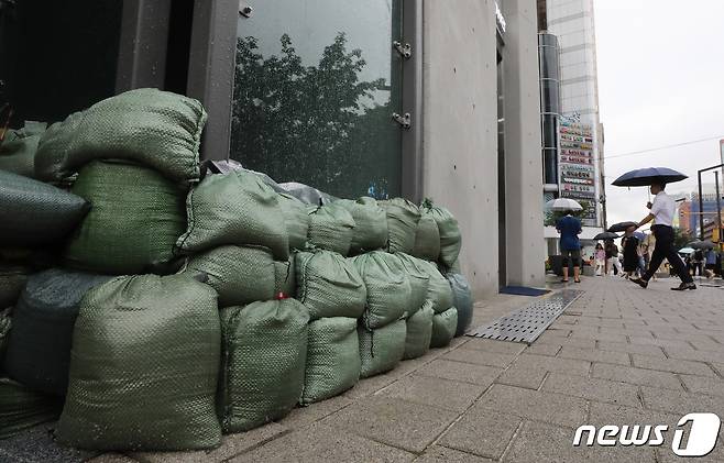 서울 전역에 호우주의보가 발효된 13일 상습 침수 구역인 서울 강남역 인근의 한 건물 입구에 침수 대비를 위한 모래 주머니가 놓여 있다. 2023.7.13/뉴스1 ⓒ News1 이동해 기자