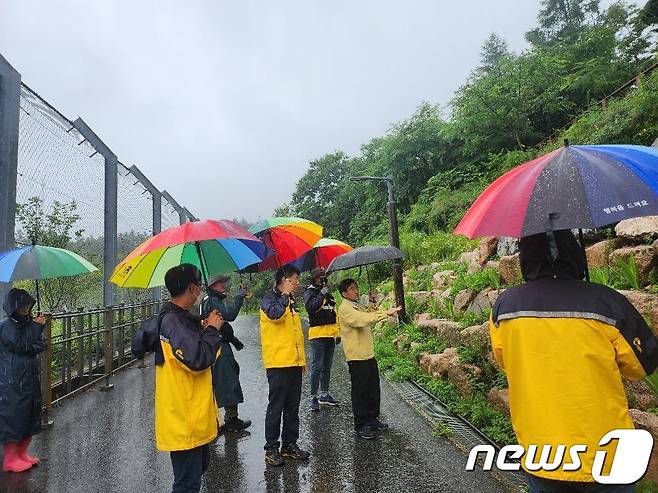 국립백두대간수목원 급경사지 등 위험구간을 점검하는 모습 (한국수목원정원관리원 제공)/뉴스1