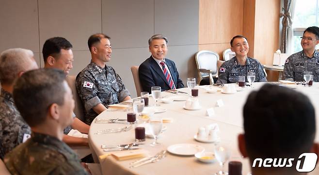 이종섭 국방부 장관이 14일 서울 용산구 국방컨벤션에서 북한 우주발사체 탐색 ·인양작전에 참가했던 현장 지휘관과 심해잠수사, UDT, 함정 승조원 등 관계관들과 대화를 나누고 있다. (국방부 제공) 2023.7.14/뉴스1