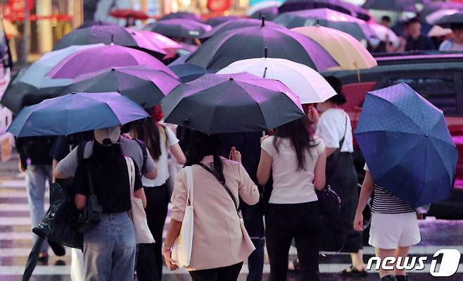 장맛비가 내리고 있는 13일 오후 서울 강남역 인근에서 우산을 쓴 시민들이 발걸음을 옮기고 있다. 2023.7.13/뉴스1 ⓒ News1 박세연 기자