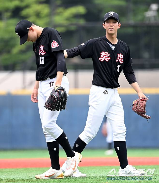 친구를 다독이는 에이스의 믿음직한 모습