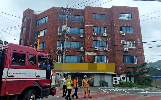 14일 오후 붕괴 우려로 입주민 17명이 대피한 전남 목포시 호남동 주상복합 건물./뉴시스