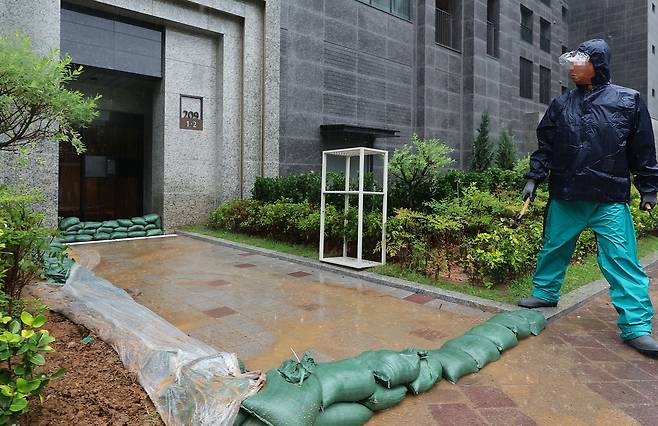 수도권 곳곳에 호의주의보가 내려진 13일 인천시 서구 백석동 한 아파트 입구에 침수 방지를 위한 모래주머니가 쌓여 있다. /연합뉴스