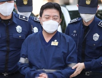 '소시에테제네랄(SG)증권발 주가폭락 사태'와 관련해 주가조작을 주도한 의혹을 받는 라덕연(42)씨가 지난 5월11일 오전 서울남부지법에서 열린 구속 전 피의자 심문(영장심사)에 출석하고 있다.ⓒ연합뉴스