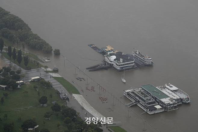 장맛비가 이어지고 있는 14일 서울 여의도 한강공원 일대가 한강 수위 상승으로 범람해 있다. 문재원 기자