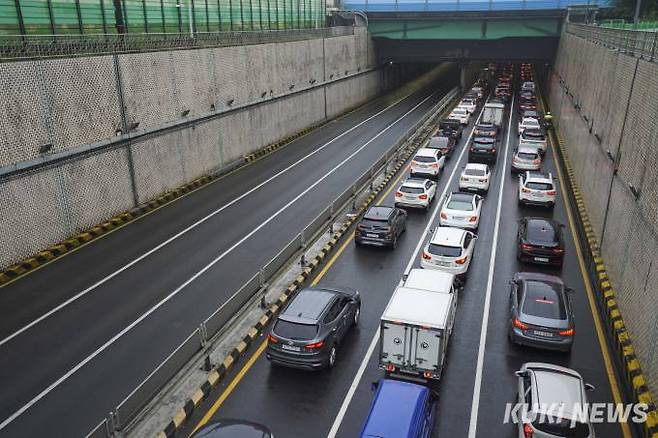 14일 오전 서울 전역을 비롯한 중부지방 집중호우로 한강 수위가 상승하며 도로 곳곳이 통제돼 교통정체를 빚고 있다.