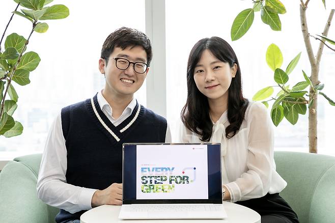 롯데케미칼 임직원이 ‘2022 ESG 리포트’를 들고 있다. 롯데케미칼