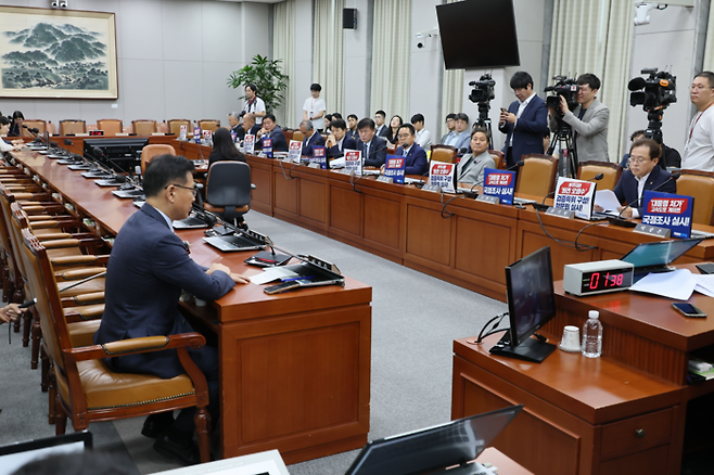 14일 국회 운영위원회 전체회의가 여당 의원들의 불참 속에 30분 만에 산회헸디. <연합뉴스>