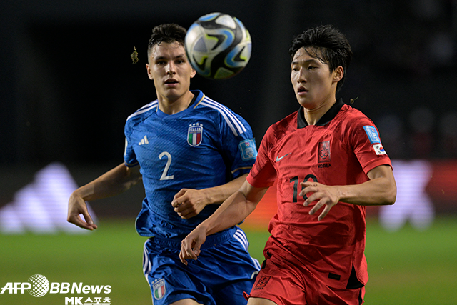 배준호(오른쪽)가 이탈리아와 2023 FIFA U-20 월드컵 4강전에서 마티아 차노티와 공을 다투고 있다. 차노티는 유럽클럽랭킹 8위 인터 밀란 선수다. 사진=AFPBBNews=News1