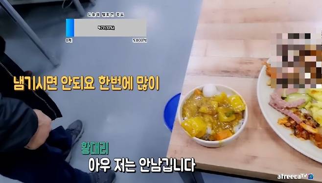 한식 뷔페를 방문한 한 유튜버가 사장에게 욕설을 듣고 쫓겨난 사연을 전했다. /사진=유튜브 채널 '황대리TV' 캡처