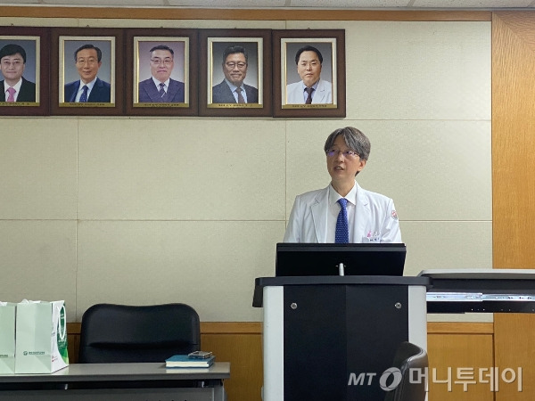 정익주 전남대학교 면역치료혁신센터장이 오는 8월 본격 가동을 앞둔 센터에 대해 소개하고 있다.