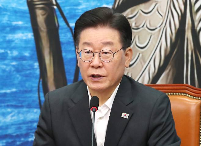 더불어민주당이 실업급여 폐지를 꺼낸 당정을 비판했다. 사진은 14일 오전 서울 여의도 국회 최고위원회의에서 발언하는 이재명 대표. /사진=뉴스1