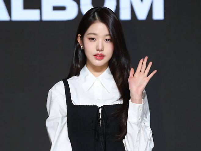 장원영이 'I AM'(아이 엠) 뮤직비디오를 촬영하다 팔 부상을 당한 사실이 뒤늦게 전해졌다. 사진은 지난 4월10일 서울 영등포구 콘래드 서울 호텔에서 가진 첫 번째 정규 앨범 '아이해브 아이브(i've IVE)' 발매 기자간담회에서 포즈를 취하는 장원영. /사진=뉴스1