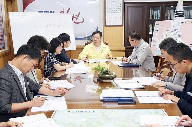 [창원=뉴시스] 강경국 기자 = 홍남표 경남 창원시장이 14일 시청 집무실에서 2023년 상반기 공약사업 추진상황 보고회를 주재하고 있다. (사진=창원시청 제공). 2023.07.14. photo@newsis.com *재판매 및 DB 금지