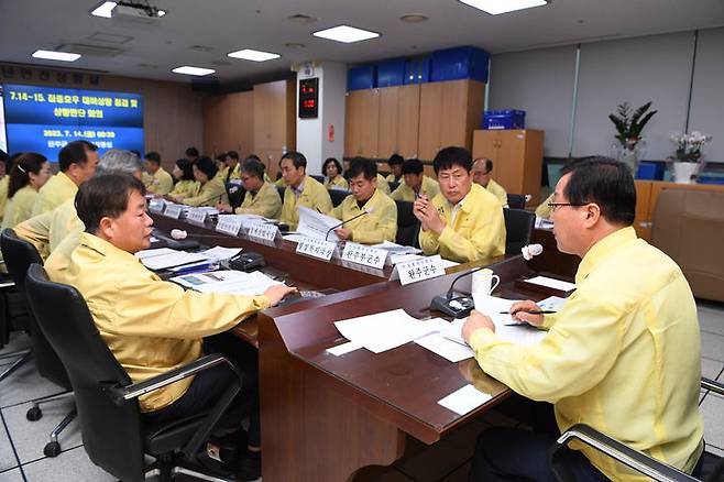 [완주=뉴시스] 유희태 완주군수가 14일 ‘상황판단회의’를 긴급 소집하고 “주민 피해 최소화에 전력을 기울여 달라”고 주문하고 있다. 2023.07.14 (사진= 완주군청 제공) *재판매 및 DB 금지