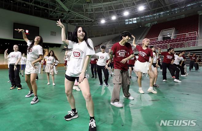 [서울=뉴시스] 김진아 기자 = 14일 서울 성북구 고려대학교 화정체육관에서 국제하계대학(ISC)에 참가한 외국인 대학생들이 걸그룹 IVE(아이브)의 'Kitsch' 안무를 추며 K-Pop 따라잡기 플래시몹을 하고 있다.  2023.07.14. bluesoda@newsis.com