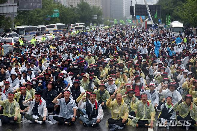 [서울=뉴시스] 김선웅 기자 = 민주노총 건설노조가 14일 서울 종로구 세종대로에서 결의대회를 열고 건설노조 탄압 중단, 불법하도급 근절 및 건설노동자 생존권 보장, 윤석열 정권 퇴진 등을 촉구하고 있다. 2023.07.14. mangusta@newsis.com