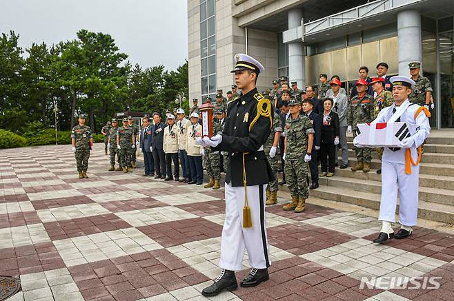 [포항=뉴시스] 안병철 기자 = 14일 해병대 1사단 도솔관에서 거행된 6·25전쟁 전사자 발굴유해 영결식에서 장병들이 유해를 운구하고 있다. (사진=해병대 1사단 제공) 2023.07.14. photo@newsis.com