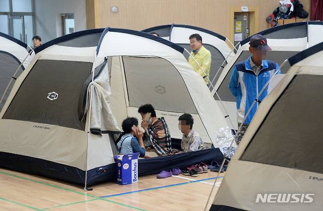 [전주=뉴시스] 김얼 기자 = 전북 대부분 지역에 호우경보가 발효된 14일 전북 전주시 용소중학교에 진기마을 주민들을 위한 대피소가 마련되어 있다. 2023.07.14. pmkeul@nwsis.com