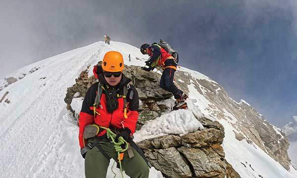 남동릉으로 되돌아가는 하산길. 후미에서 안자일렌으로 스위스 가이드 빌리가 함께한다.