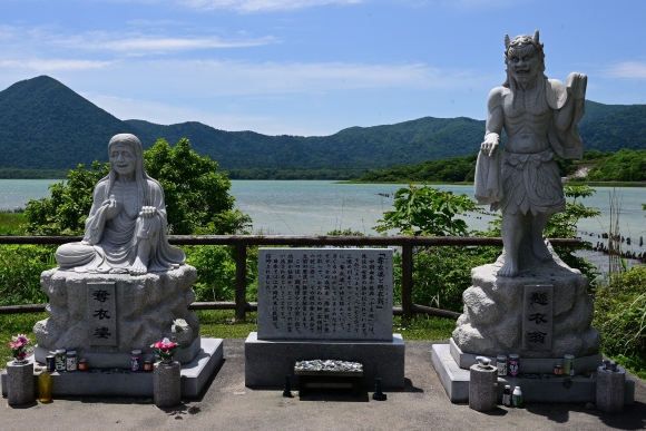 죽은 자의 옷을 벗겨 죄의 무게를 잰다는 다쓰에바와 겐네오우 석상.